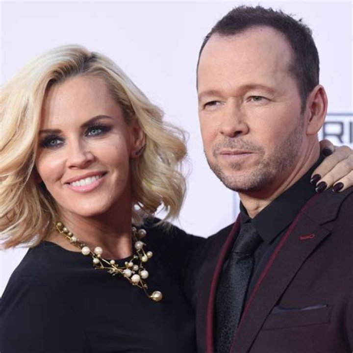Breaking News: Jenny McCarthy To Divorce Husband!