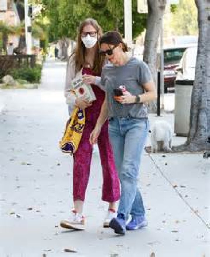Does Violet Affleck Consistently Wear A Facial Covering?