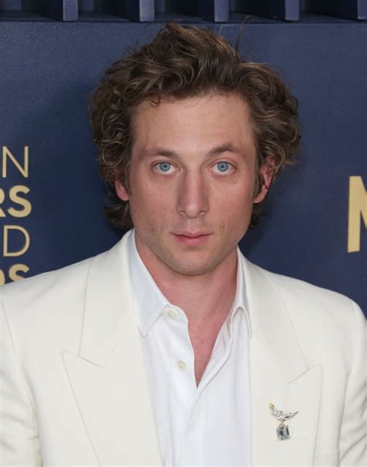 Get The Scoop: Jeremy Allen White's Height And Weight Revealed
