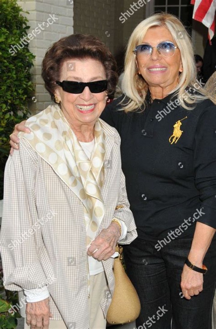 Is Nancy Sinatra A Mother?