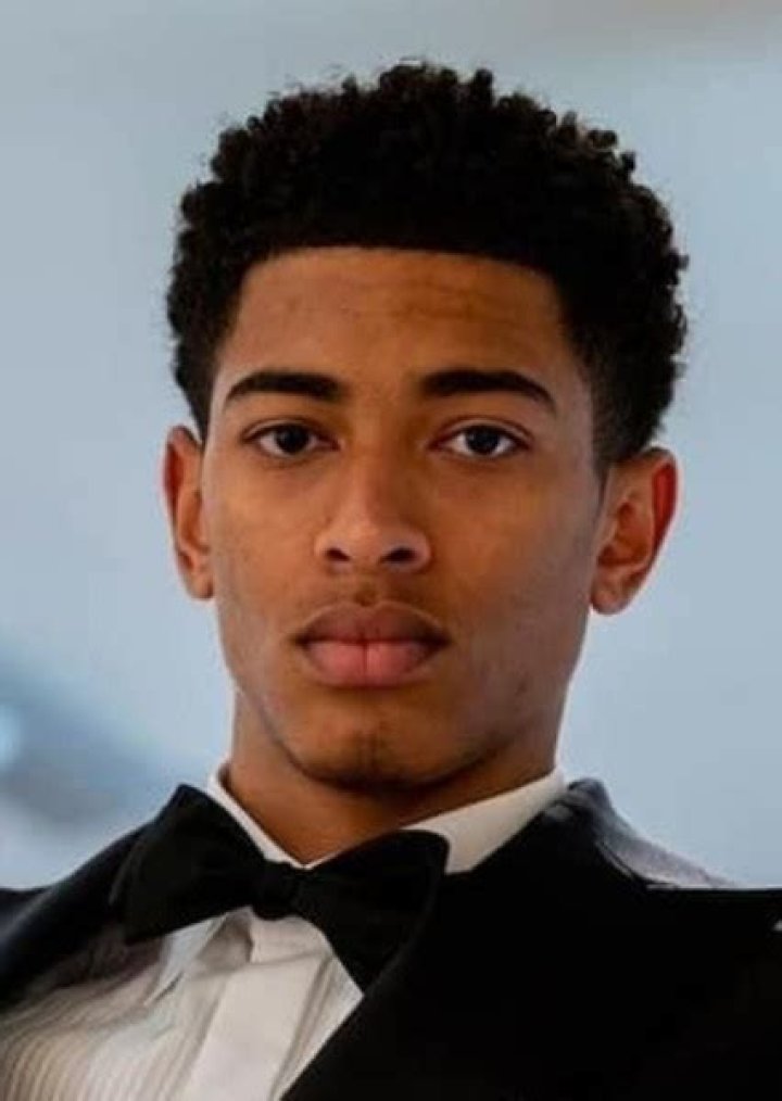 Jude Bellingham Casting Sidelong Glances: A Viral Sensation