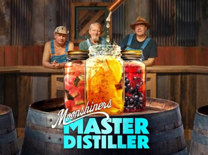 Moonshiner's Master Distiller: The Art Of Crafting Apple Pie Perfection