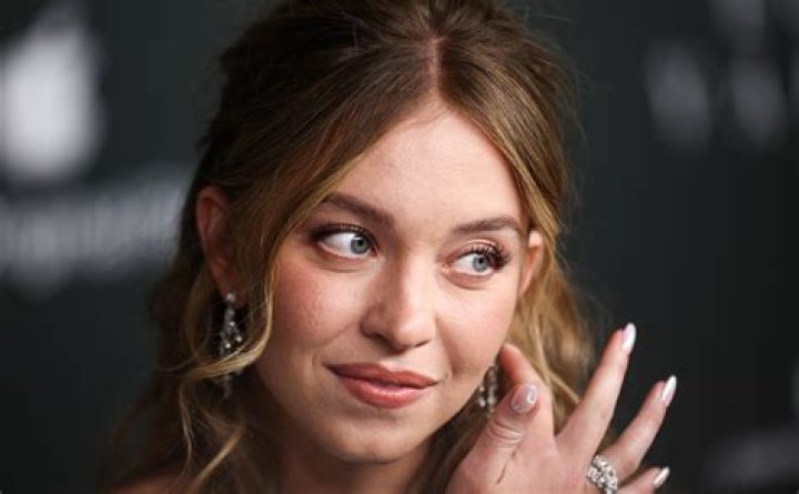 Sydney Sweeney's Smoking Habit: A Visual Guide