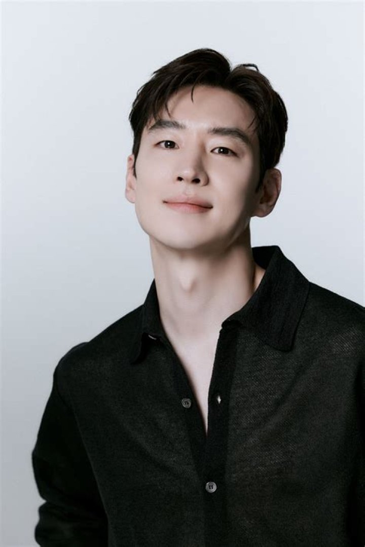 Unveiling The Family Ties: Exploring Lee Je Hoon's Family