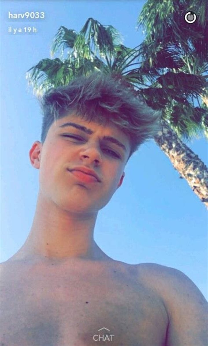 Your Guide To The Best Gay Snapchat Accounts: Discover And Connect